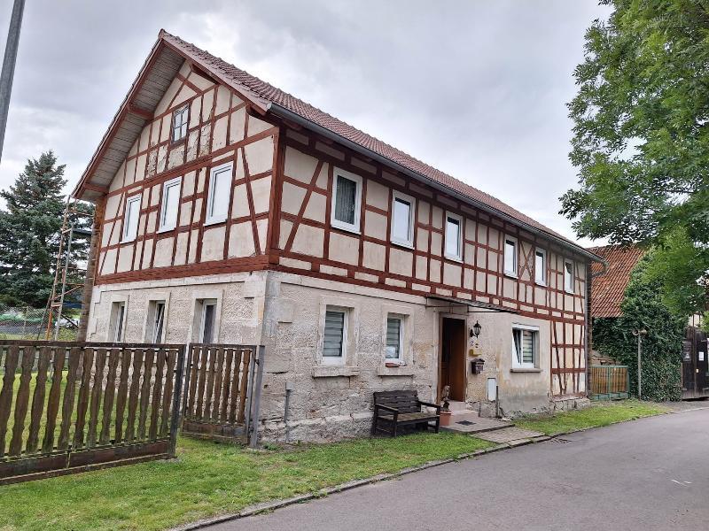 Teilsaniertes Einfamilienhaus in ruhiger Wohnlage in einem Stadtteil von Heldburg!, 98663 Heldburg, Einfamilienhaus