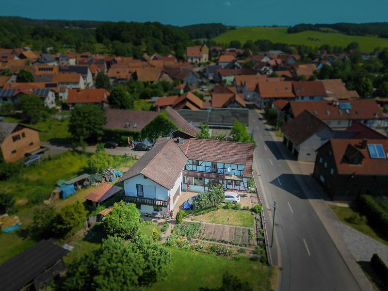 Ein-/Zweifamilienhaus mit viel Platz in ruhiger Ortsrandlage, am Fuße der Gleichberge!, 98630 Roth, Haus