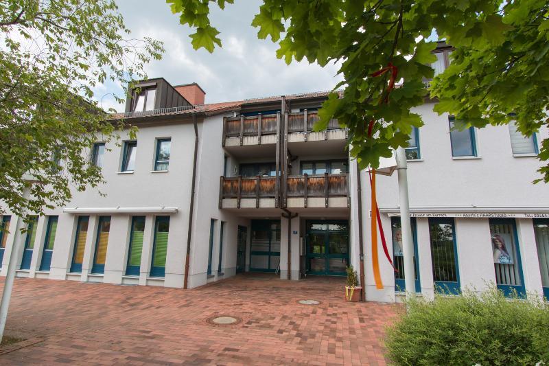 Neu renoviert! 2-Zimmer Mietwohnung mit sonnigem Balkon, EBK + Tiefgarage!, 96476 Bad Rodach, Wohnung